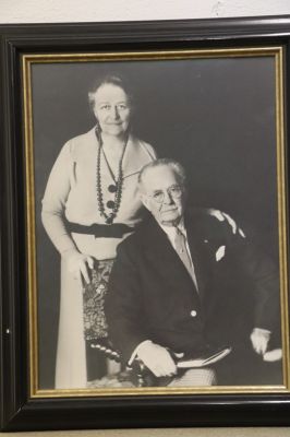 foto van het echtpaar William en Anna Singer -in lijst-